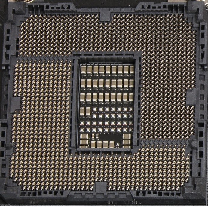 Nahaufnahme eines CPU-Sockels mit dicht stehenden Kontaktpins